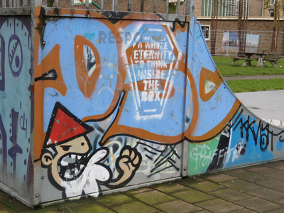 829447 Afbeelding van graffiti met een Utrechtse kabouter (KBTR), op de skate-halfpipe in het Tolsteegplantsoen bij de ...